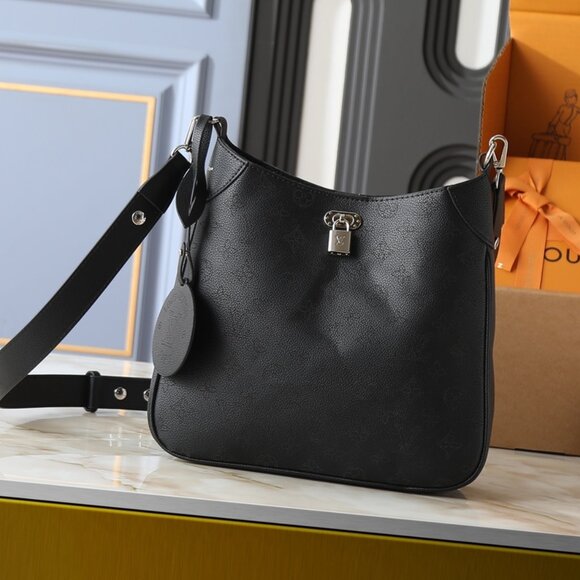 Louis Vuitton Chain Bags, Wallets - Picture 1 of 8